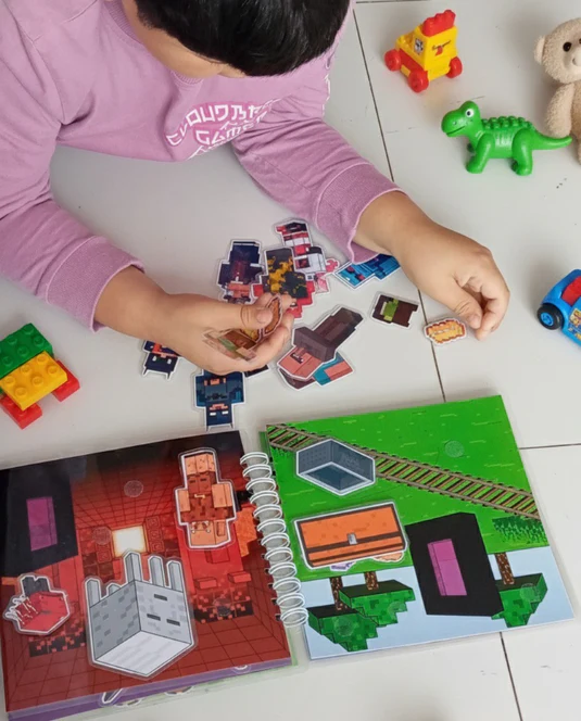 Menina segurando livro interativo com a mãe